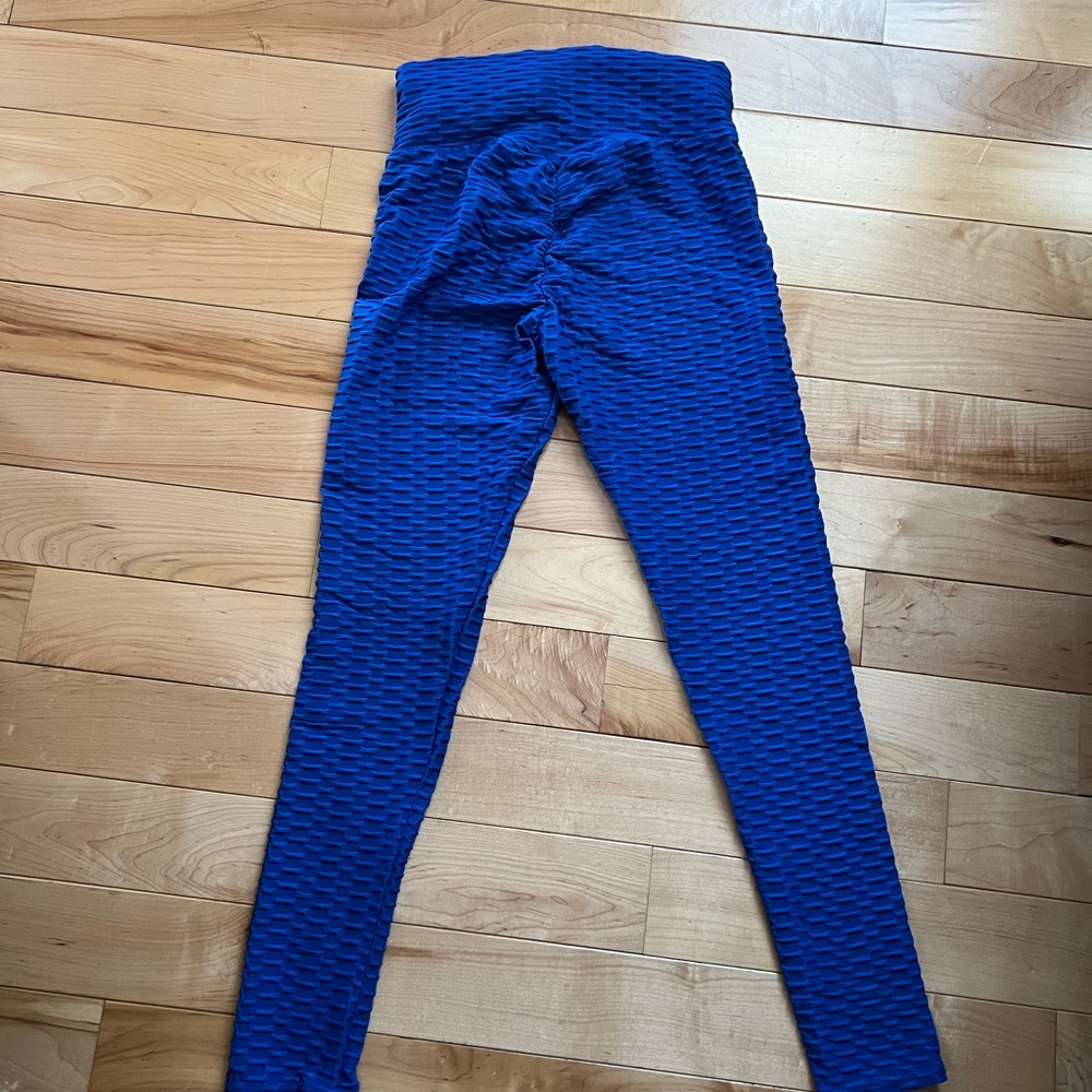 Size S textured butt scrunching leggings.